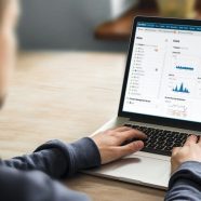 How to Become a Digital Marketing Specialist (10 Steps Guide)